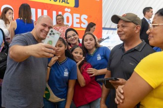 Prefeito e primeira-dama participam de inauguração de escolas no Pedra 90
