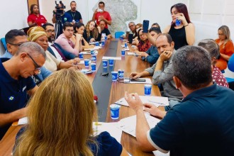 Prefeita sanciona lei e garante recomposição aos servidores da Educação