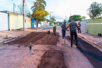 Quatorze bairros recebem operação tapa-buraco em Cuiabá