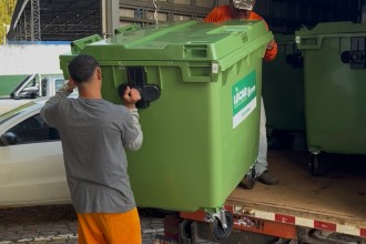 Prefeitura recebe contêineres para reforçar destinação correta de resíduos em Cuiabá