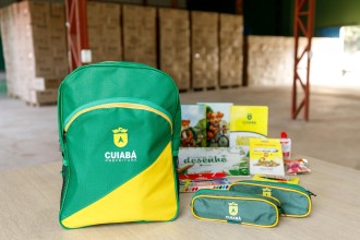Prefeitura recebe kits escolares e projeta atender todos alunos este mês