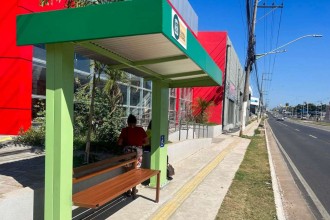 Prefeitura instala novos abrigos de ônibus para maior conforto aos passageiros