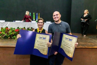 Prefeito de Cuiabá é homenageado com a Comenda do Mérito Farmacêutico pelo CRF-MT