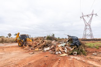 Prefeitura de Cuiabá retira 90 toneladas de descarte irregular no Contorno Leste