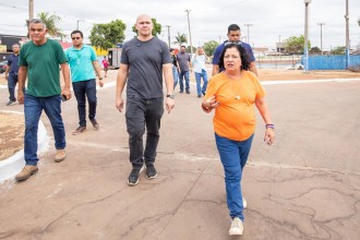 Prefeito, secretário e vereadora visitam obras da Praça do Pedra 90