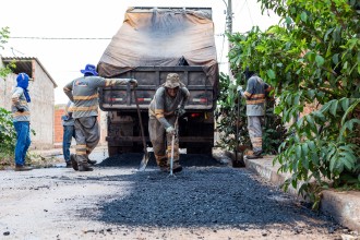 Prefeitura de Cuiabá revitaliza ruas do bairro Nova Canaã com tapa-buraco