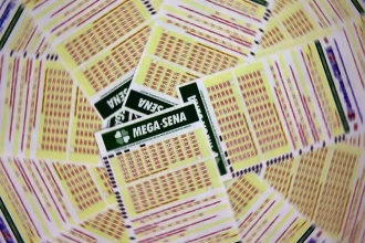Mega-Sena acumula e prêmio principal vai para R$ 27 milhões