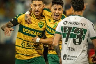 Cuiabá vence o Coritiba na Arena Pantanal e mantém sonho do acesso