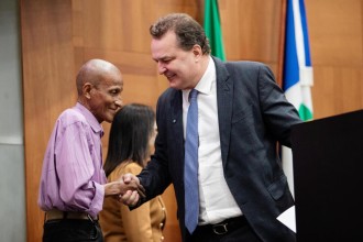 Presidente Max Russi homenageia servidores públicos da ALMT