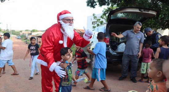 Notícia de MT Política MT Esporte MT Polícia Militar entrega brinquedos e cestas básicas em comemoração ao Natal em Mato Grosso