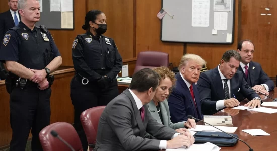 Donald Trump vai a Nova York para depoimento e se declara inocente