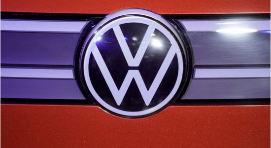 Só pandemia? O que está por trás da decisão da Volkswagen de suspender a produção no Brasil?