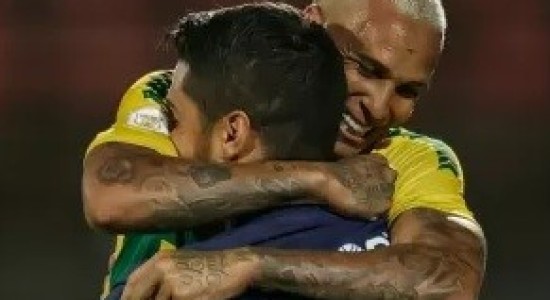 Cuiabá vence Cruzeiro com gol de Deyverson e põe Vasco no Z4 do Brasileirão
