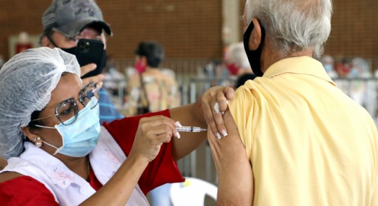 Cuiabá começa a imunizar idosos de 75 a 79