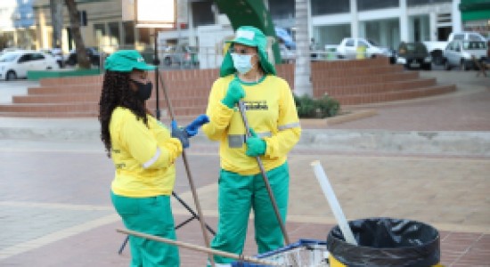Dia do Gari: Primeira-dama DE CUIABÁ MÁRCIA PINHEIRO veste uniforme, quebra paradigma e conhece rotina de trabalho dos profissionais de limpeza