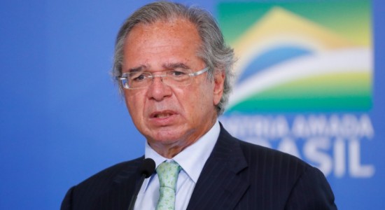 ‘Governo vai renovar auxílio por mais 2 ou 3 meses’, diz Guedes