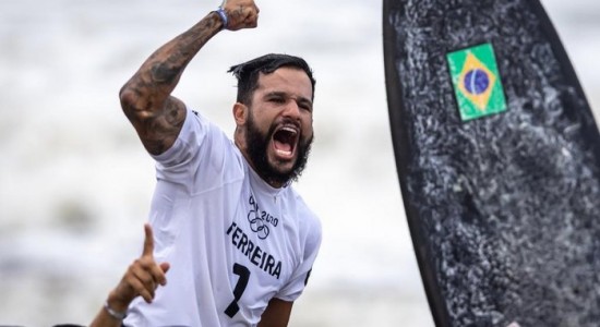 Ítalo Ferreira conquista a primeira medalha de ouro para o Brasil no Surfe