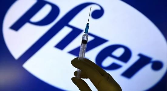 A vacina contra COVID-19 desenvolvida pela Pfizer e BioNTech recebeu a aprovação final da Agência de Alimentos e Medicamentos (FDA, na sigla em inglês) dos EUA.