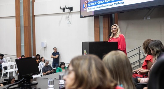 Primeira-dama anuncia novo espaço da Mulher e proposta passa a ser novamente modelo para lei nacional