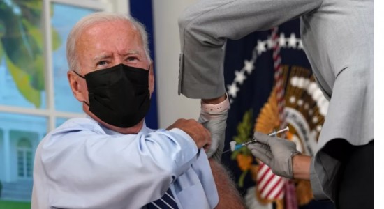 DOSE REFORÇO Joe Biden recebe dose de reforço de vacina contra a Covid-19 nos EUA