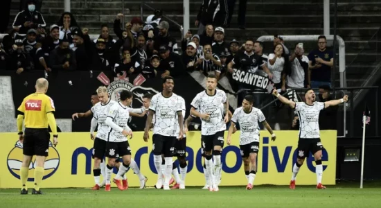 Com a Fiel de volta, Corinthians vira sobre o Bahia