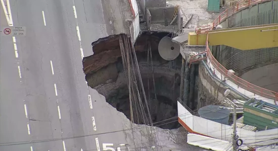 Metrô de São Paulo desaba e abre cratera na Marginal Tietê