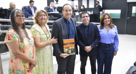 câmara municipal de cuiaba comemora aniversário de 3030 anos de Cuiabá com livro na tribuna livre