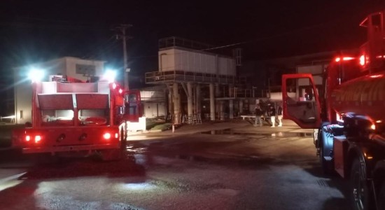 Corpo de Bombeiros combate incêndio em Frigorifico em Guarantã do Norte