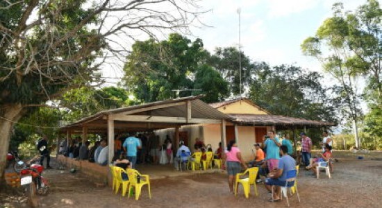 Em Cáceres, Botelho entrega benefícios a agricultores do Assentamento Sadia