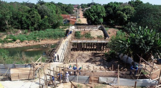 Avançam obras de construção da ponte de concreto do bairro Altos da Serra