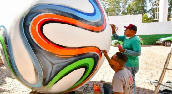 COPA DO MUNDO EM CUIABÁ Brazuca recebe trabalho de artistas regionais e terá visual original completamente recuperado