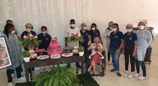 Moradora de Cuiabá chega aos 111 anos com festa em abrigo