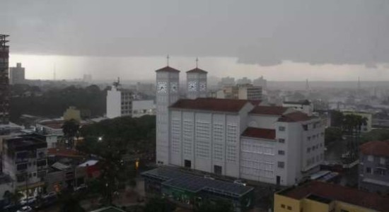 Cuiabá terá semana de chuva intensa, mas termômetros voltam a subir no feriadão
