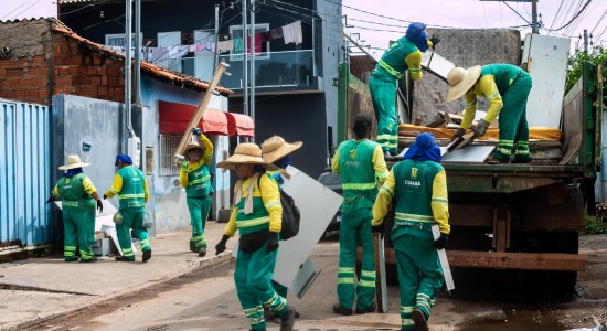 Limpurb realiza mutirão de cata-treco em 12 bairros de Cuiabá