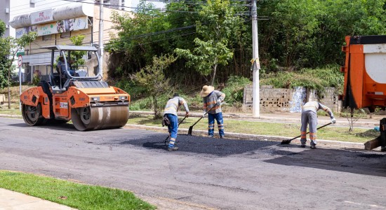 Avenida principal do Residencial Terra Nova recebe tapa-buraco e recapeamento