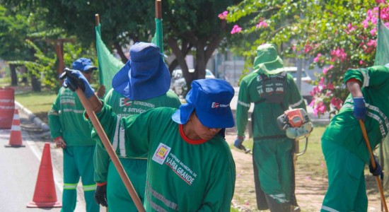 Serviços Públicos abriu a semana com limpeza simultânea em oito bairros