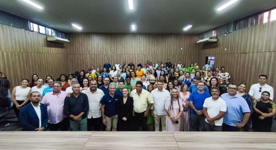 Flávia e Tião assinam projeto de lei que concede recomposição aos profissionais da educação