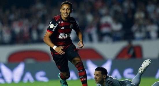 Flamengo bate São Paulo fora de casa e dorme no 3º lugar do Brasileiro