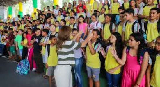 Prefeita de VG sanciona lei que proíbe uso de celulares por alunos nas escolas municipais