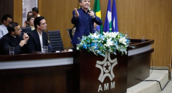 Sérgio Ricardo destaca parceria com AMM nos 42 anos da entidade