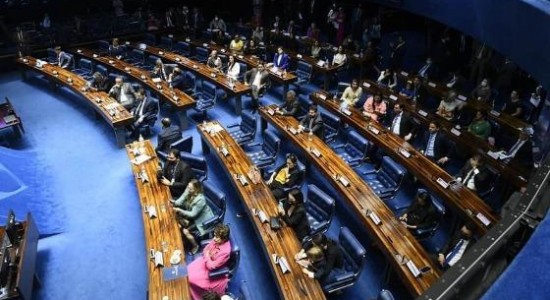 Senado aprova projeto que dispensa autorização de marido para mulher fazer laqueadura