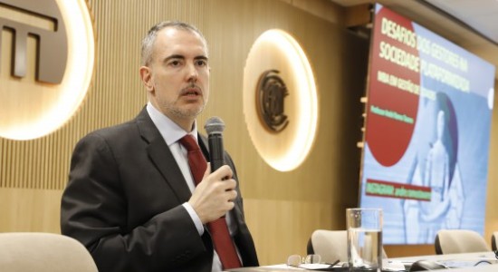 Ministro do TSE aborda desafios da gestão pública na era digital em aula magna do MBA do TCE-MT
