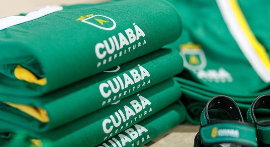 Prefeitura de Cuiabá realiza entrega de uniformes aos estudantes