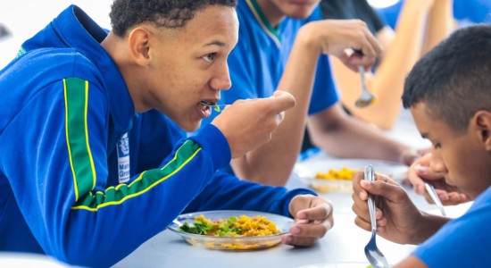 Governo de Mato Grosso reforça investimentos na alimentação escolar em 2025