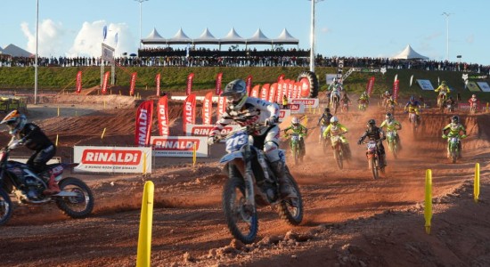 Adrenalina toma conta das arquibancadas durante 3ª etapa do Campeonato Brasileiro de Motocross