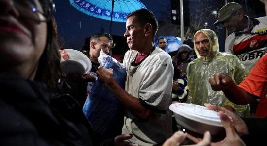 Primeira-dama de MT promove a entrega de alimentos e cobertores para população em situação de vulnerabilidade