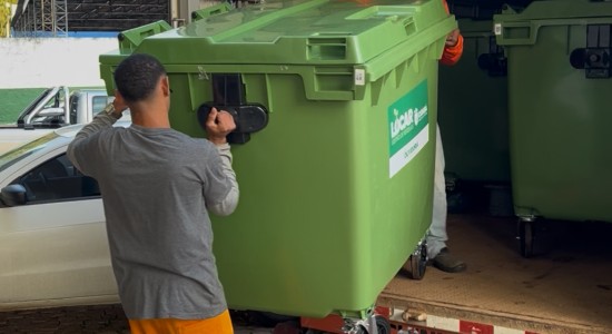 Prefeitura recebe contêineres para reforçar destinação correta de resíduos em Cuiabá