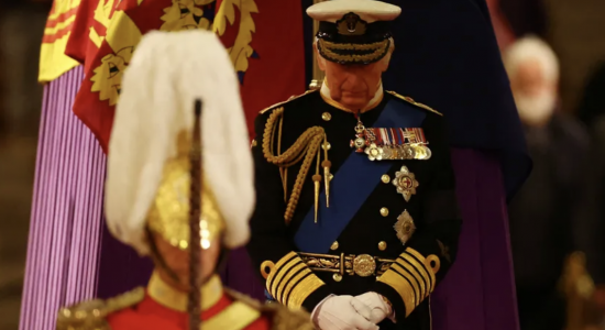 Charles III e os irmãos participam da Vigília dos Príncipes em homenagem à rainha Elizabeth II
