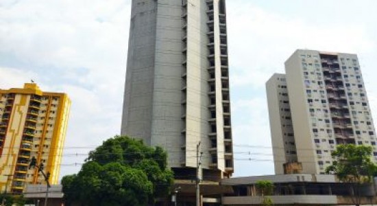 em cuiabá Prédio que se tornou 'lenda urbana' é alvo de furtos de cobre e vizinhos temem desabamento