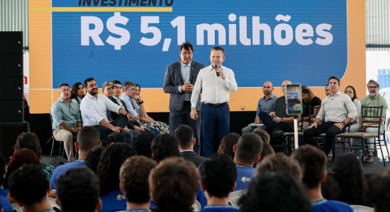 Governador anuncia licitação e 100% das escolas estaduais terão quadras